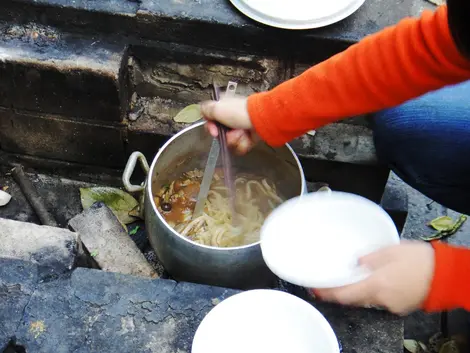 Una ciotola di spaghetti al fuoco di legna: un delizioso attività di campeggio.