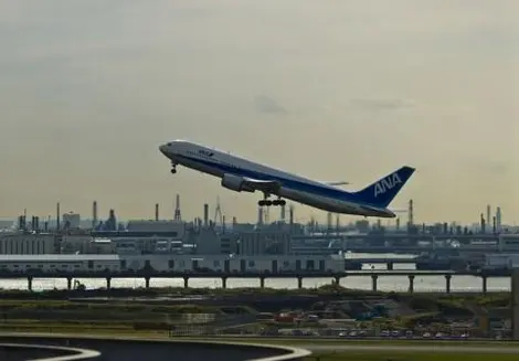 Boeing 777-200 de la aerolínea ANA despegando de una pista del aeropuerto de Haneda.