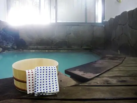 Lo por general, los ryokan tienen un rotenburo, un onsen al aire libre. Lo por general, los ryokan tienen un rotenburo, un onsen al aire libre.