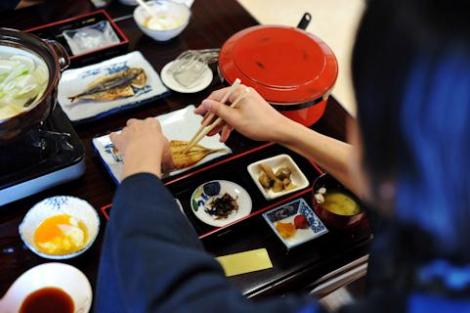 Un kaiseki ryôri, pasto composto di tanti piccoli piatti, spesso a base di ingredienti locali.