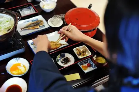 Un kaiseki ryôri, repas composé de multiples petits plats, souvent confectionnés à partir des ingrédients locaux Un kaiseki ryôri, repas composé de multiples petits plats, souvent confectionnés à partir des ingrédients locaux.