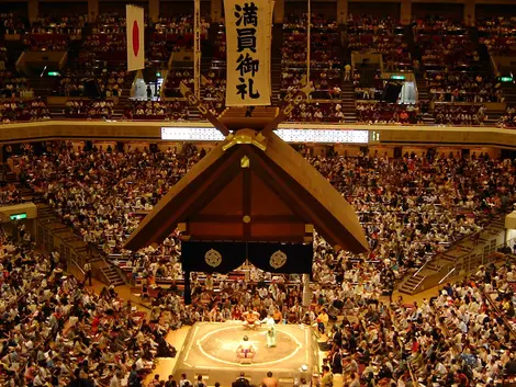 Ryogoku Kokugikan Ryogoku Kokugikan the dining Sumida (Tokyo) can accommodate 13,000 people.