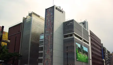 Le Sony Building, un sorte de musée dédié à la compagnie high-tech. 