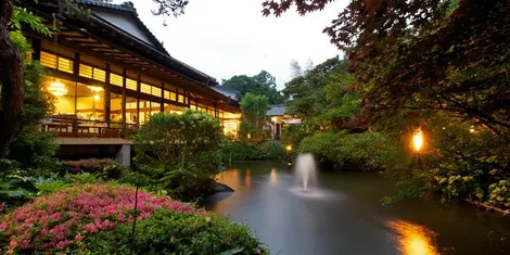 Les sources chaudes Tsurumaki Onsen et leur cadre apaisant.