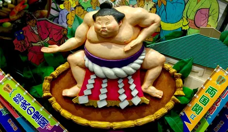 sumo Une statuette de sumo.