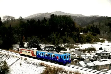 Le train Kotatsu circule dans la région du Tohoku, au nord du Japon Le train Kotatsu circule dans la région du Tohoku, au nord du Japon