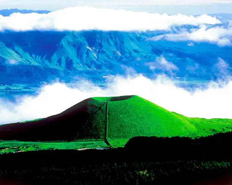 Le volcan Aso sur l'île de Kyushu Le volcan Aso sur l'île de Kyushu