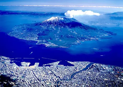 El volcán activo Sakurajima, en la bahía de Kagoshima