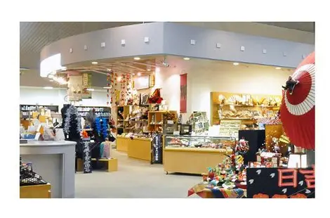Une des boutiques de souvenirs à Kyoto. Une des boutiques de souvenirs à Kyoto.