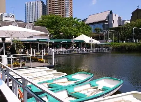 Le Cafe Canal, près d'Idabashi (Tokyo), un lieu pour siroter un verre ou louer une barque.