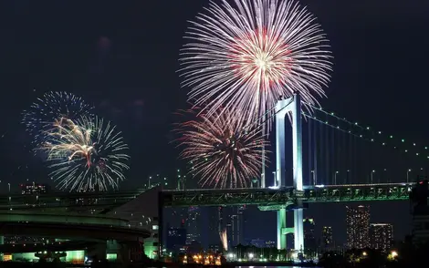 Los fuegos artificiales en la bahía de Tokio, detrás del Rainbow Bridge.