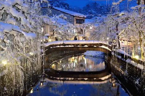 Neige et source chaude, contraste typique des onsen japonais. Neige et source chaude, contraste typique des onsen japonais.
