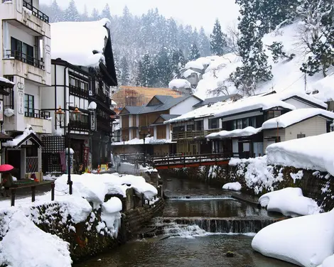 Dans un cadre féerique, les sources chaudes (onsen) sont un plus pour apprécier une expérience japonaise. Dans un cadre féerique, les sources chaudes (onsen) sont un plus pour apprécier une expérience japonaise.