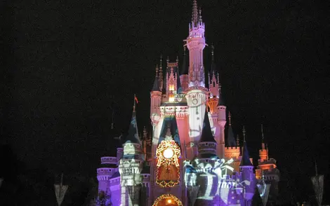 Disney est sans conteste un lieu de magie pour les enfants mais aussi pour les adultes. Disney est sans conteste un lieu de magie pour les enfants mais aussi pour les adultes.