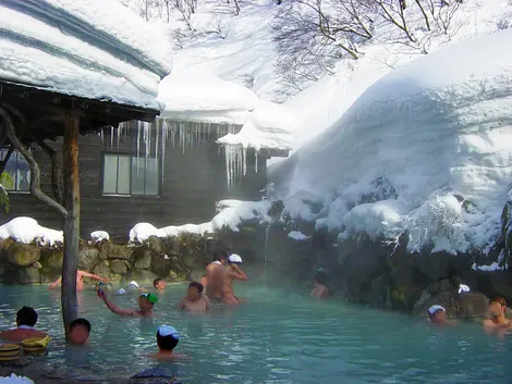 Bain extérieur sous la neige