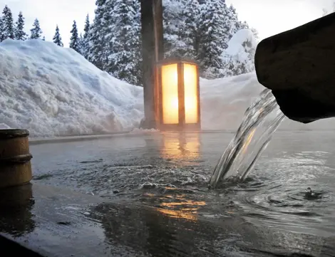 Un bain en plein air (rotemburo) du Osawayama Onsen dans les Alpes Japonaises. 