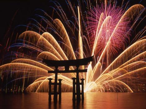 I fuochi di artificio di Miyajima, molto famosi per la loro bellezza.