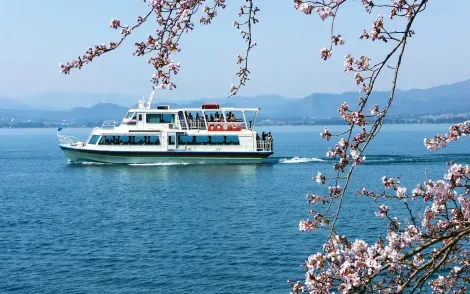 Numerosi battelli salpano da Otsu per navigare sul lago Biwa.
