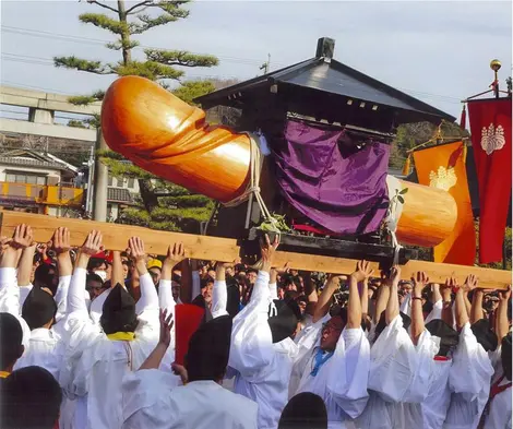 La défilé lors du festival Honen matsuri