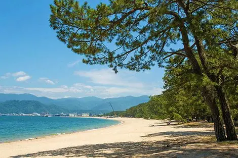 Suisho-hama beach, especially famous for its sand, &quot;Nakisuna&quot; the singing sand.