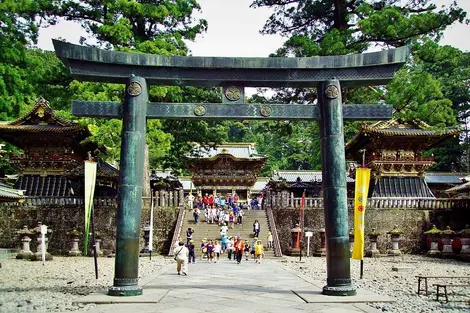 Le grand torii de pierre menant au mausolée d'Ieyasu Tokugawa, à Nikko.