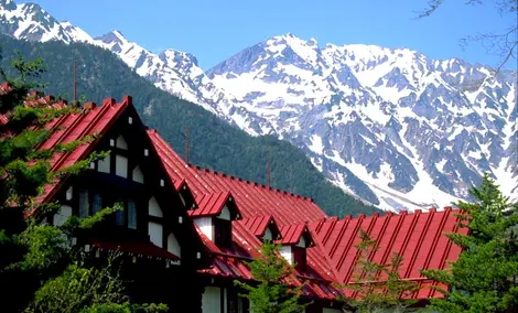 Vue sur les sommets enneigés des Alpes japonaises.