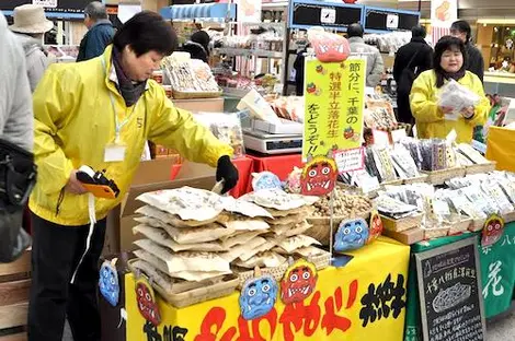 Vendeurs de haricots dans la gare