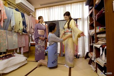 Essayage de kimono, habit indissociable de l'image du Japon.