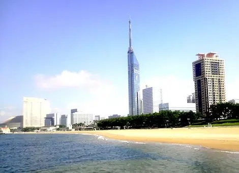 Vue de la tour de Fukuoka, au bord de mer Vue de la tour de Fukuoka, au bord de mer