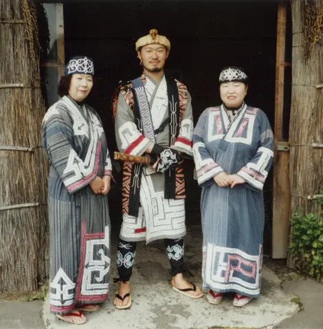 Fue apenas en el 1997 que los ainu fueron reconocidos como una minoría étnica. Fue apenas en el 1997 que los ainu fueron reconocidos como una minoría étnica.