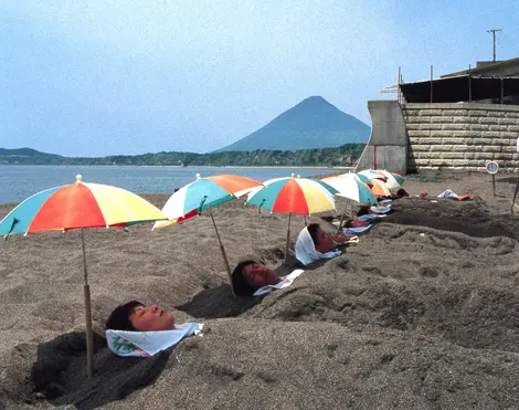 Arena caliente y relax en la playa.