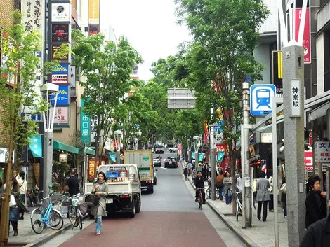 La rue Kagurazaka, quartier français de Tokyo. La rue Kagurazaka, quartier français de Tokyo.
