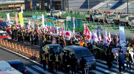 L'extrême-droite japonaise manifeste régulièrement contre le droit de vote des zainichi au Japon.