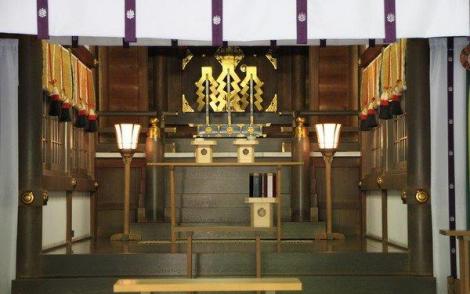 Les reliques conservées au bunkaden du sanctuaire Atsuta, à Nagoya.