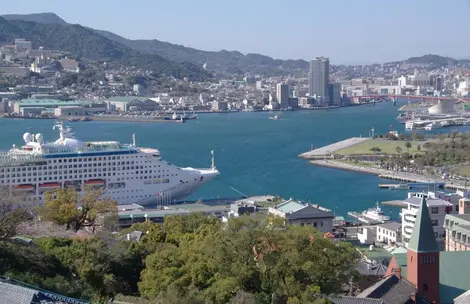 Vista del puerto de Nagasaki desde el Jardín Glover. Vista del puerto de Nagasaki desde el Jardín Glover.