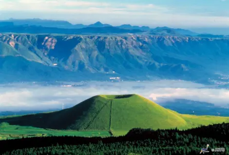 Le Komazuke ou "motte de riz", célèbre sommet du massif d'Aso (Kyushu).