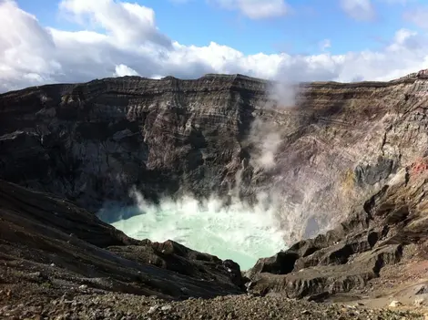 Le cratère fumant du mont Nakadake, dans le massif d'Aso (Kyushu). Le cratère fumant du mont Nakadake, dans le massif d'Aso (Kyushu).