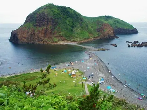 Vue sur Futatsugame, île de Sado. Vue sur Futatsugame, île de Sado.