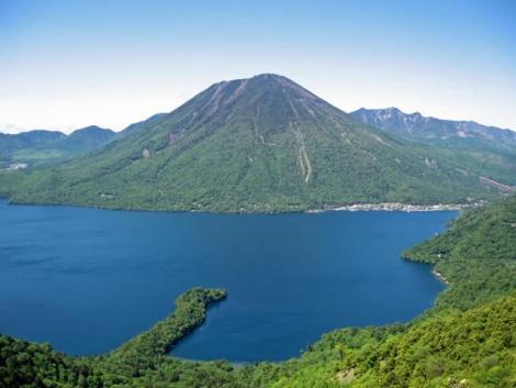 Vue sur le lac Chûzenji et mont Nantai.