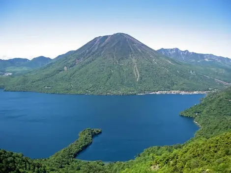 Vue sur le lac Chûzenji et mont Nantai. Vue sur le lac Chûzenji et mont Nantai.