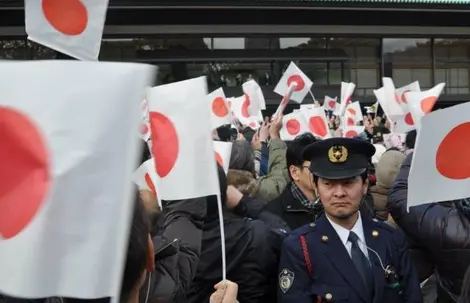 Les drapeaux japonais levés pour l'anniversaire de l'Empereur au palais impérial de Tokyo