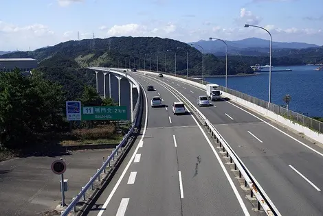 L'autoroute (高速道路 kōsokudōro) entre Kôbe et Naruto.