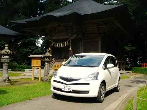 Une voiture garée devant un temple à Dewa-Sanzan (Tôhoku).