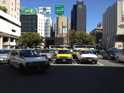 Un parking de taxis en "stand-by", à la gare de Fukuoka (Kyushu).