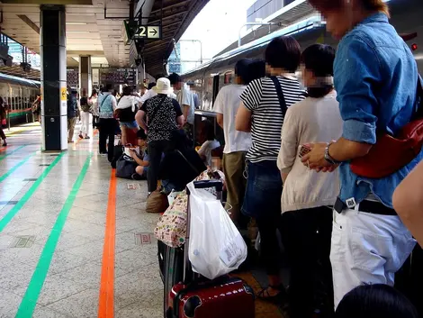 Quai de shinkansen, bondé de monde Foule sur les quais japonais