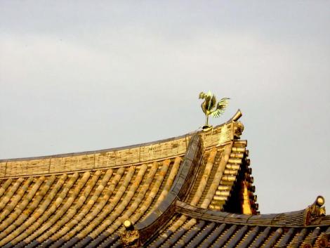 Le fenghuang, ou phénix chinois, qui surplombe la célèbre "salle du Phénix" du temple Byôdô-in, à Kyoto.