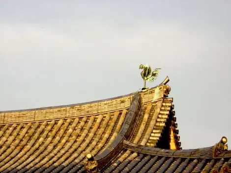 Le fenghuang, ou phénix chinois, qui surplombe la célèbre "salle du Phénix" du temple Byôdô-in, à Kyoto. Le fenghuang, ou phénix chinois, qui surplombe la célèbre "salle du Phénix" du temple Byôdô-in, à Kyoto.
