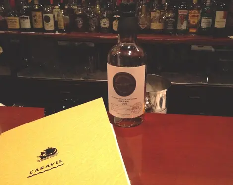Le comptoir laqué du bar Caravel, au Sapporo Grand Hotel.