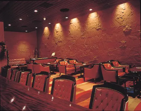 Le mobilier du bar Caravel (Sapporo Grand Hotel), tout en laques et fauteuils club.