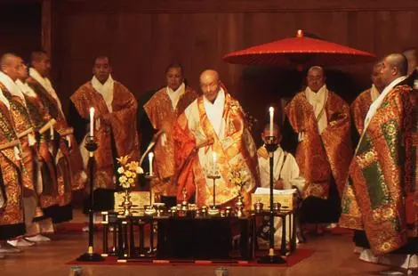 A la fin de la cérémonie du Dai Mandara Ku, à Koyasan, les plus importants moines de la montagne sacrée se réunissent au hall principal du Garan pour des chanter des shomyo.